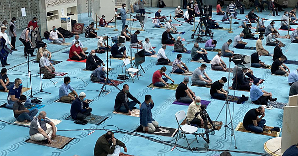 Almanya'da Kovid-19 salgını sonrası ilk cuma namazı kılındı