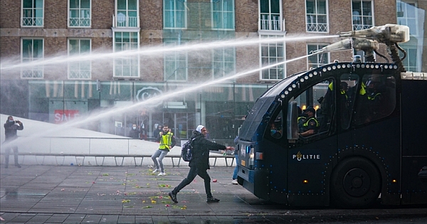 Hollanda'da Kovid-19 önlemlerine karşı gösterilere polis müdahale etti