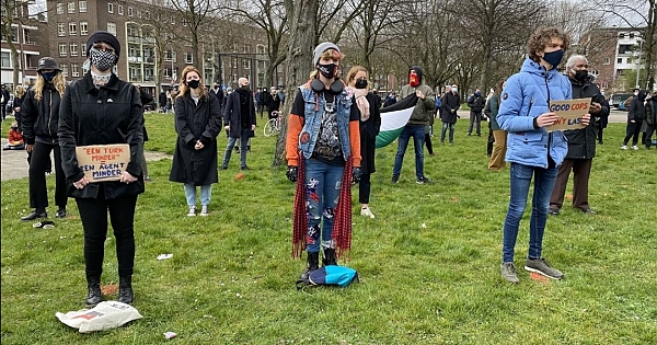 Hollanda'da polisin öldürülen Türk genciyle ilgili ırkçı söylemleri protesto edildi