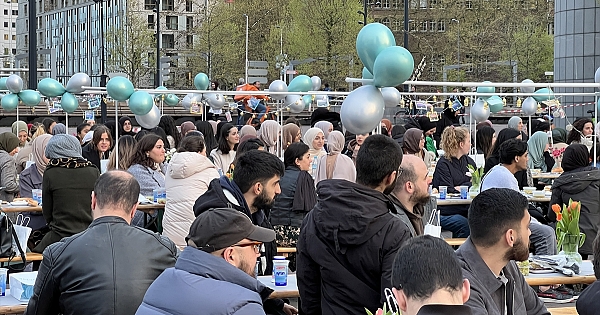 Hollanda'da üniversiteli gençlerden şehir merkezinde sokak iftarı