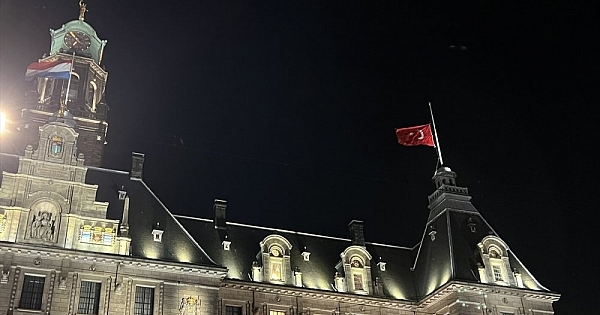 Türk bayrağı Hollanda semalarında... Türkiye'ye destek mesajı ...