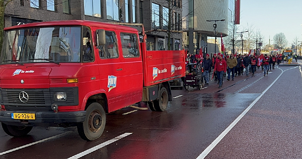 Hollanda'da toplu taşıma çalışanları greve gitti