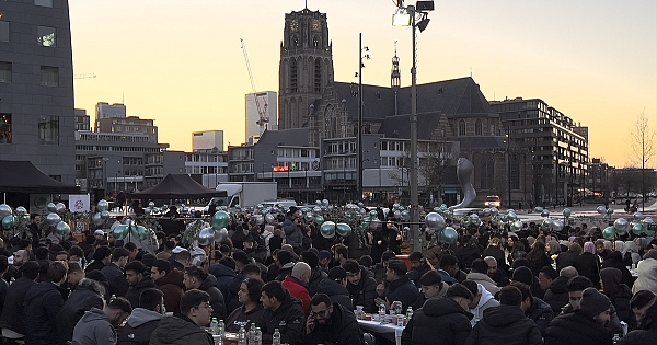 Hollanda'da 800 üniversiteli genç, sokak iftarında buluştu