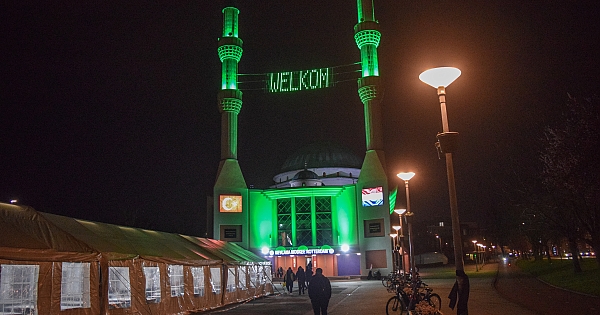 Rotterdam'daki Mevlana Camii ramazanın gelişini kutlamak için özel olarak ışıklandırıldı