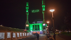 Rotterdam'daki Mevlana Camii ramazanın gelişini kutlamak için özel olarak ışıklandırıldı