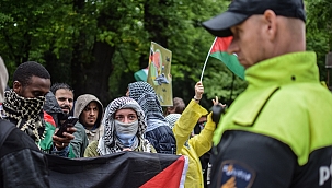 Hollanda'da Parlamento binası önünde toplanan Filistin yanlısı göstericiler tutuklandı