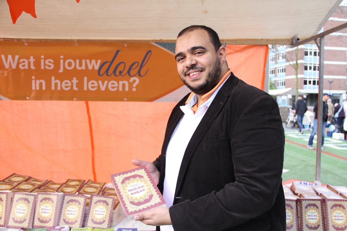 Hollanda'da Kral Günü'nde Kur'an-ı Kerim dağıtılıyor