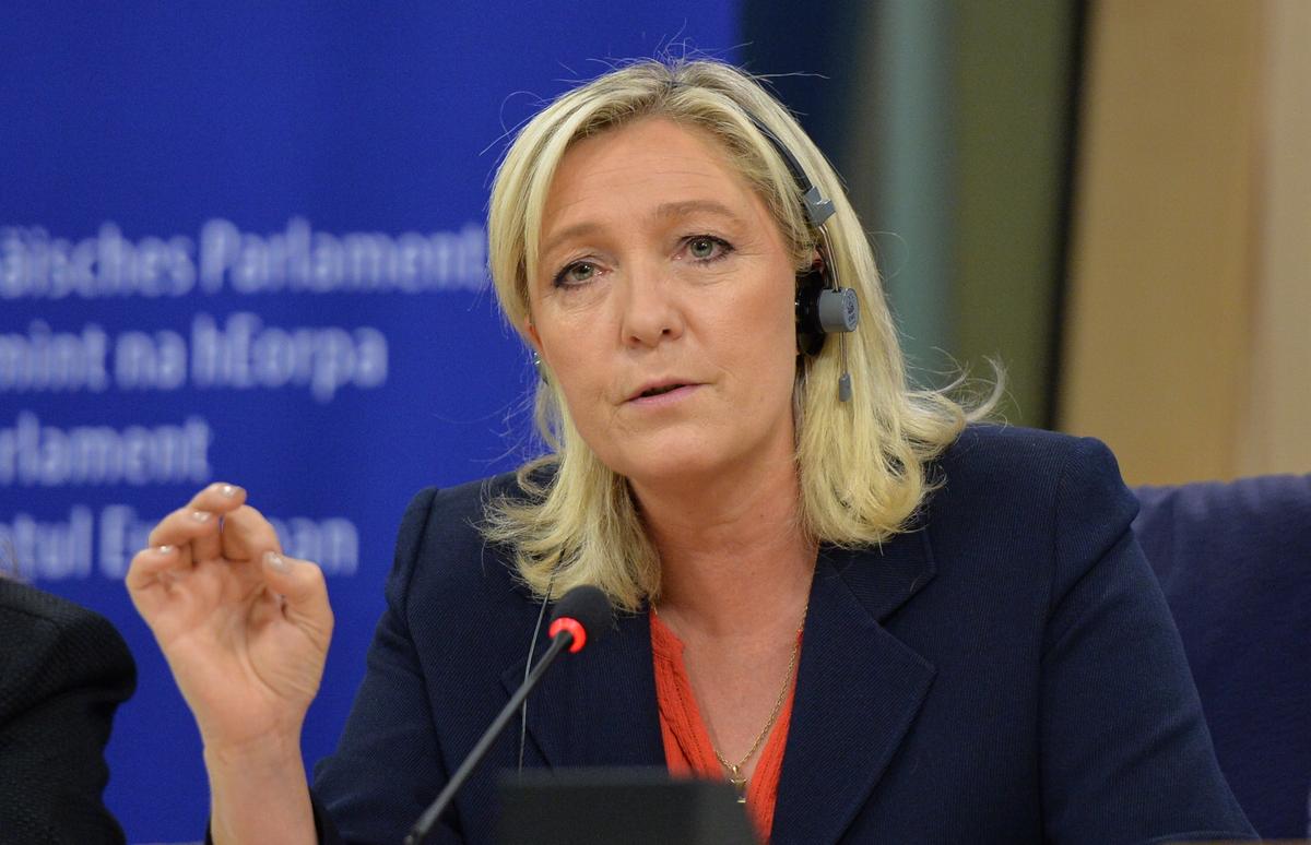 Aşırı sağcı Ulusal Cephe Başkanı Marine Le Pen AP'de grup kurdu