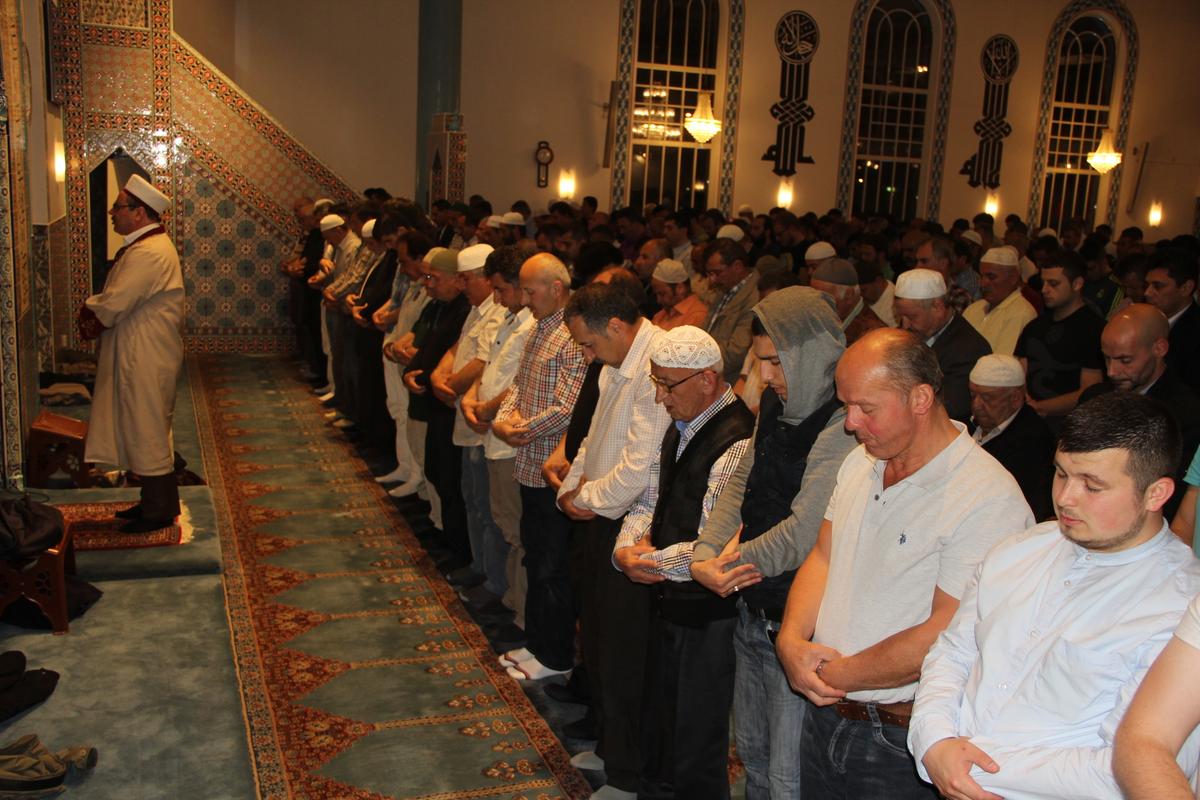 Hollanda’da ilk teravih namazı kılındı