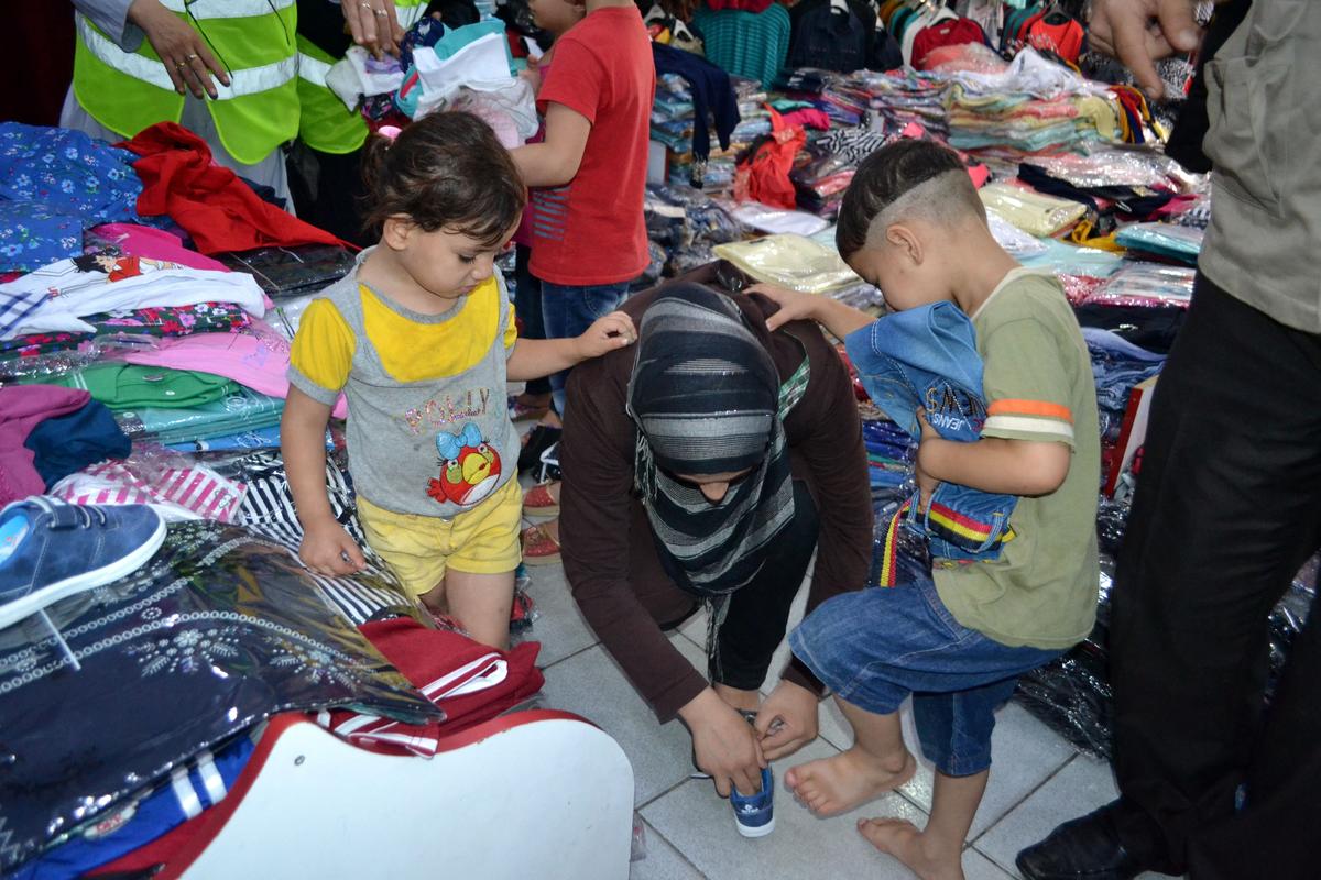 Yardımeli Derneği'nden Türk ve Suriyeli yetimlere bayramlık