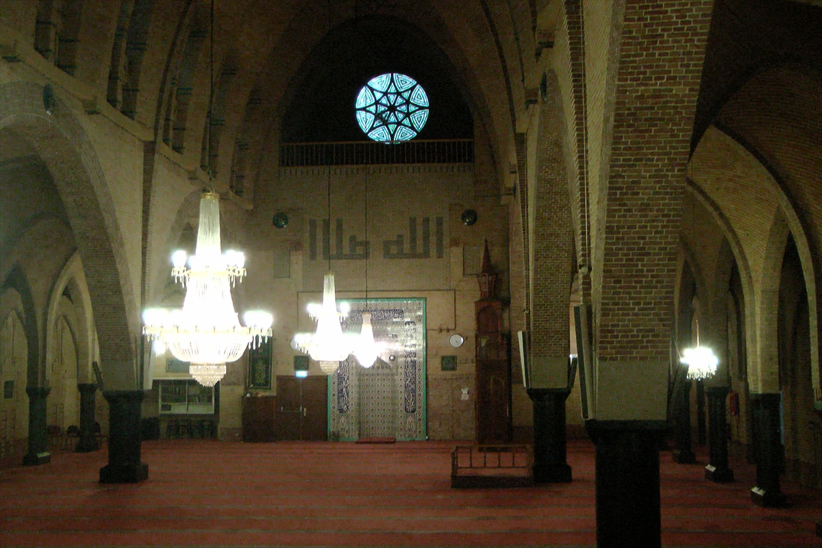 Satılık kiliseler cami oluyor