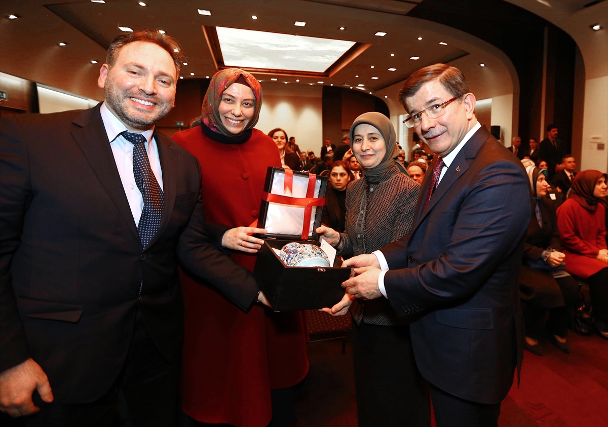 Başbakan Davutoğlu’ndan "kitap dedektifi"ne takdirname