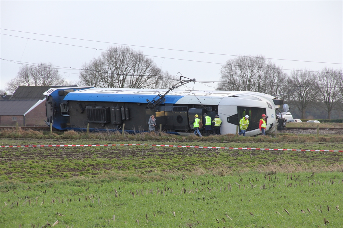 Hollanda'da yolcu treni vince çarptı