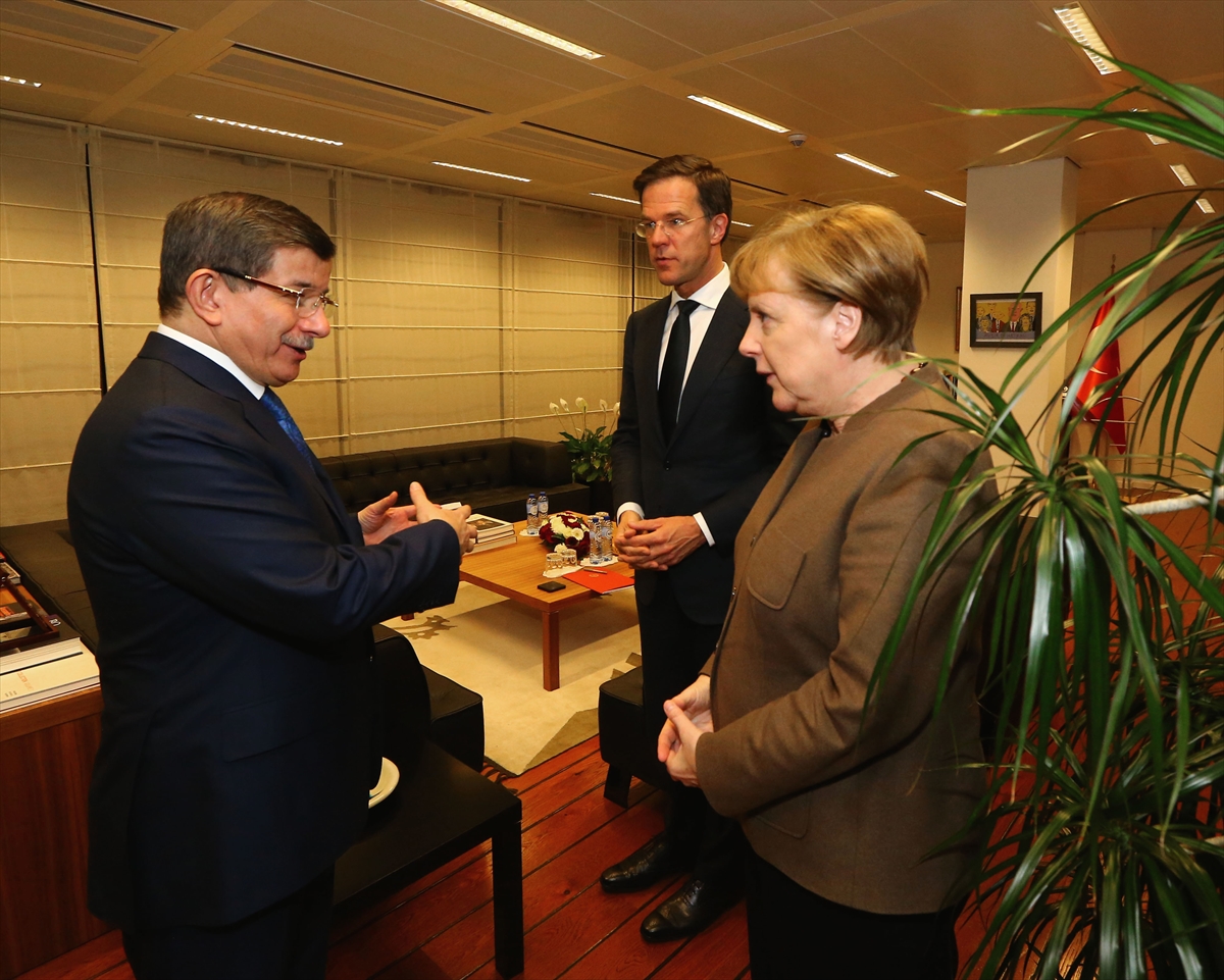 Başbakan Davutoğlu Brüksel'de