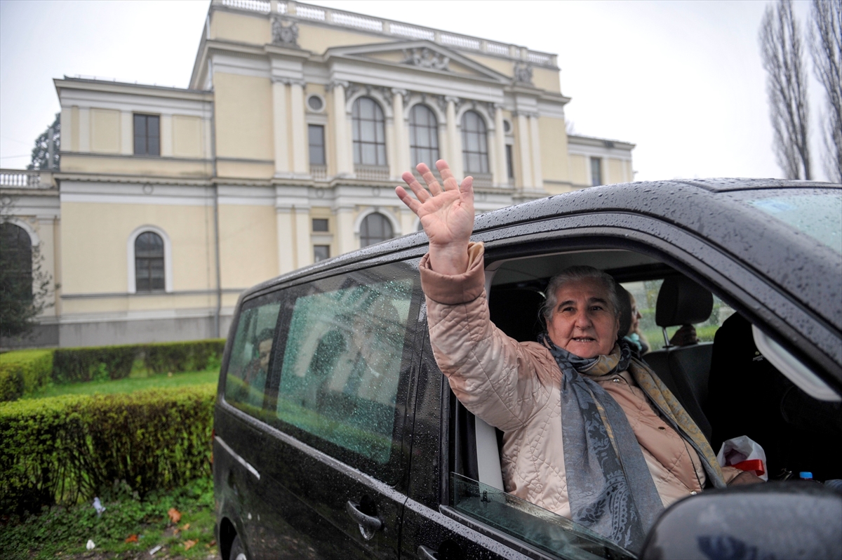 Bosnalı kurban yakınları Karadzic davası için Lahey'e gitti