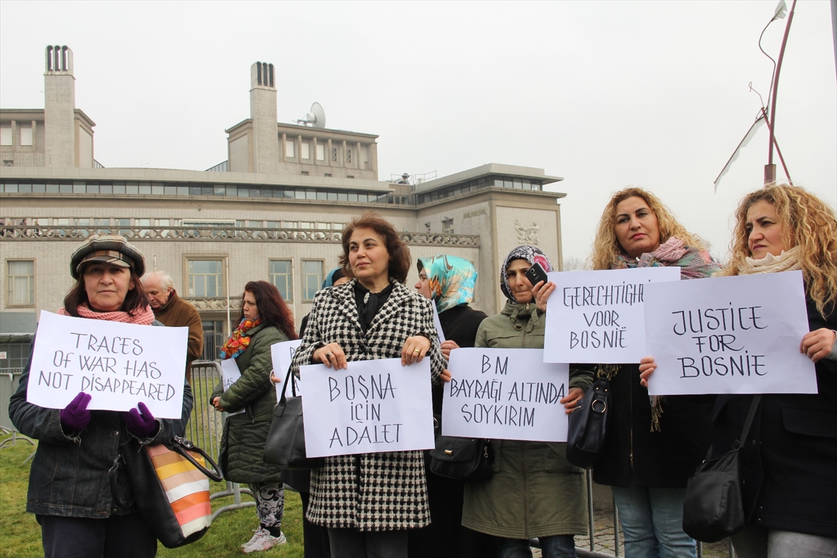 Bosnalı kurban yakınlarından Karadzic protestosu