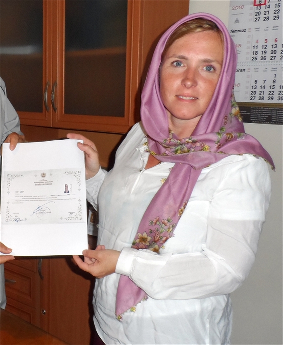 "Laura" İslamiyet'i seçti "Lara" oldu