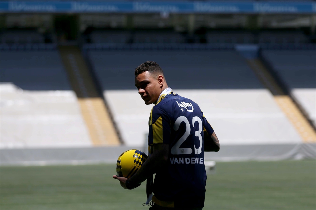 Van der Wiel, imzayı attı
