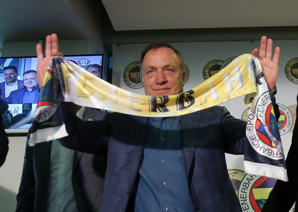 Fenerbahçe, Advocaat'la sözleşme imzaladı