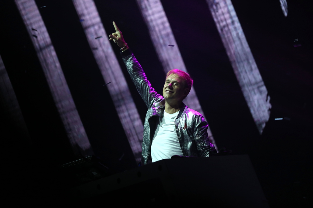 Hollandalı DJ Armin van Buuren'in performans gösterisi