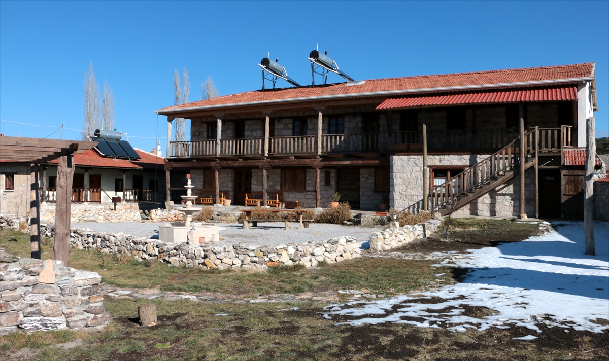 Köy evini restore eden arkeologlar turizmci oldu