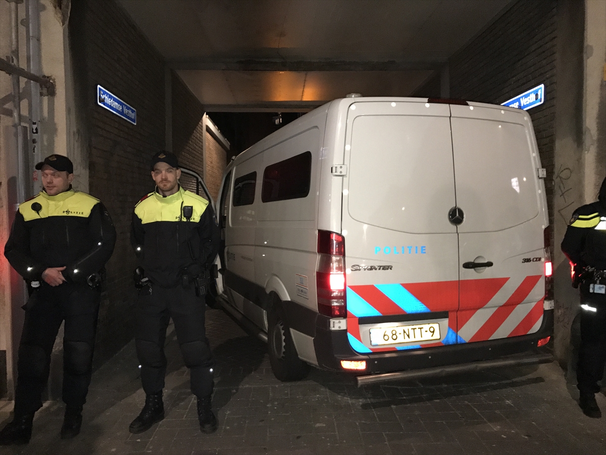 Hollanda polisi, Bakan Kaya'nın aracını durdurdu
