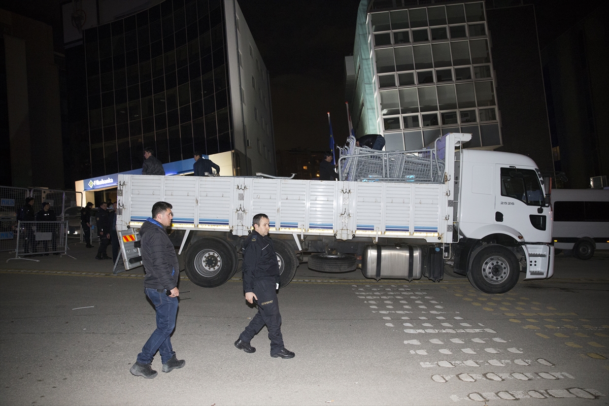 Hollanda'nın Türkiye temsilciliklerine giriş ve çıkışlar kapatıldı