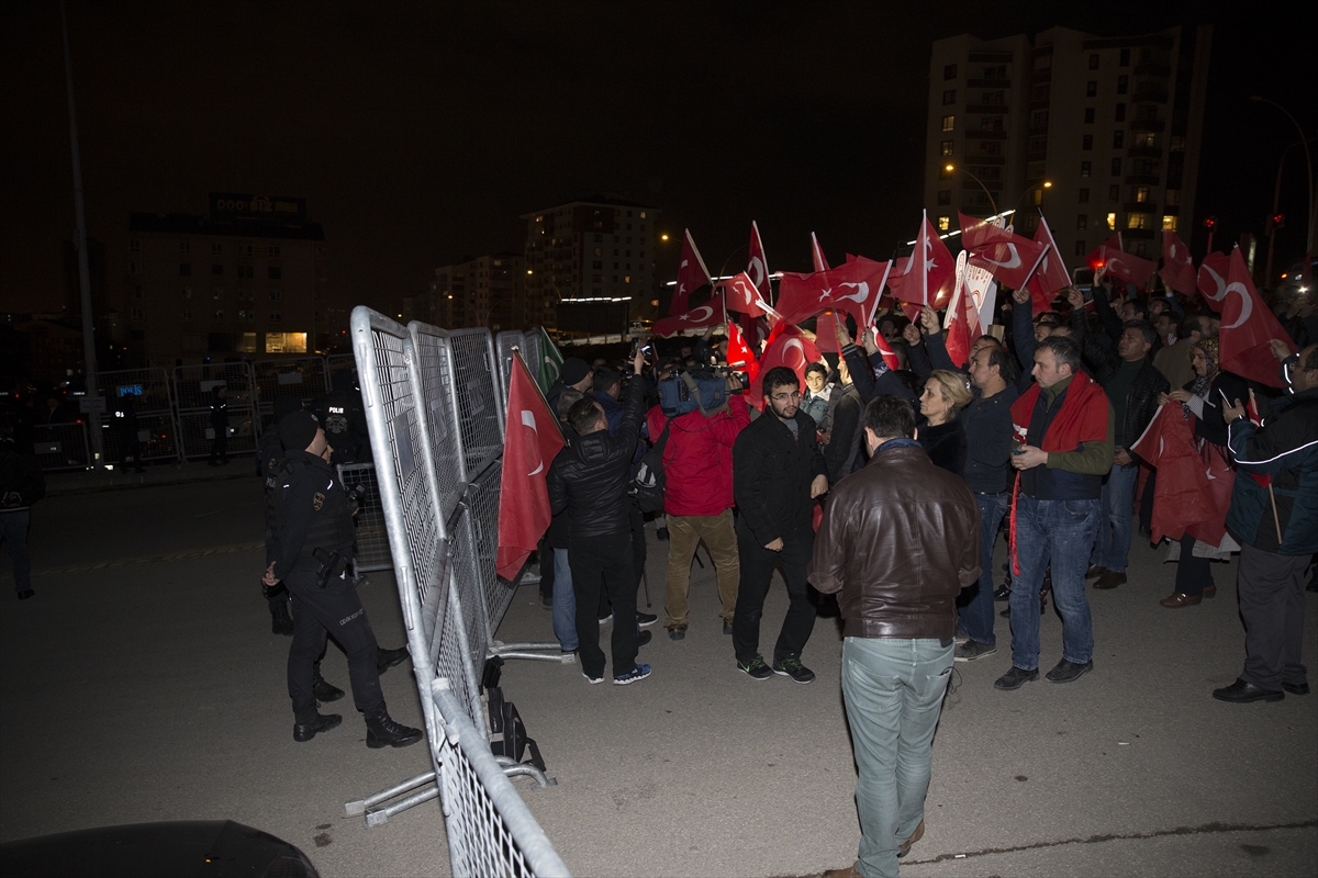 Hollanda'nın Türkiye temsilciliklerine giriş ve çıkışlar kapatıldı