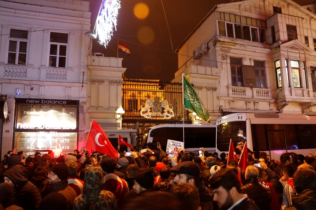 Hollanda'nın İstanbul Başkonsolosluğu önünde protesto