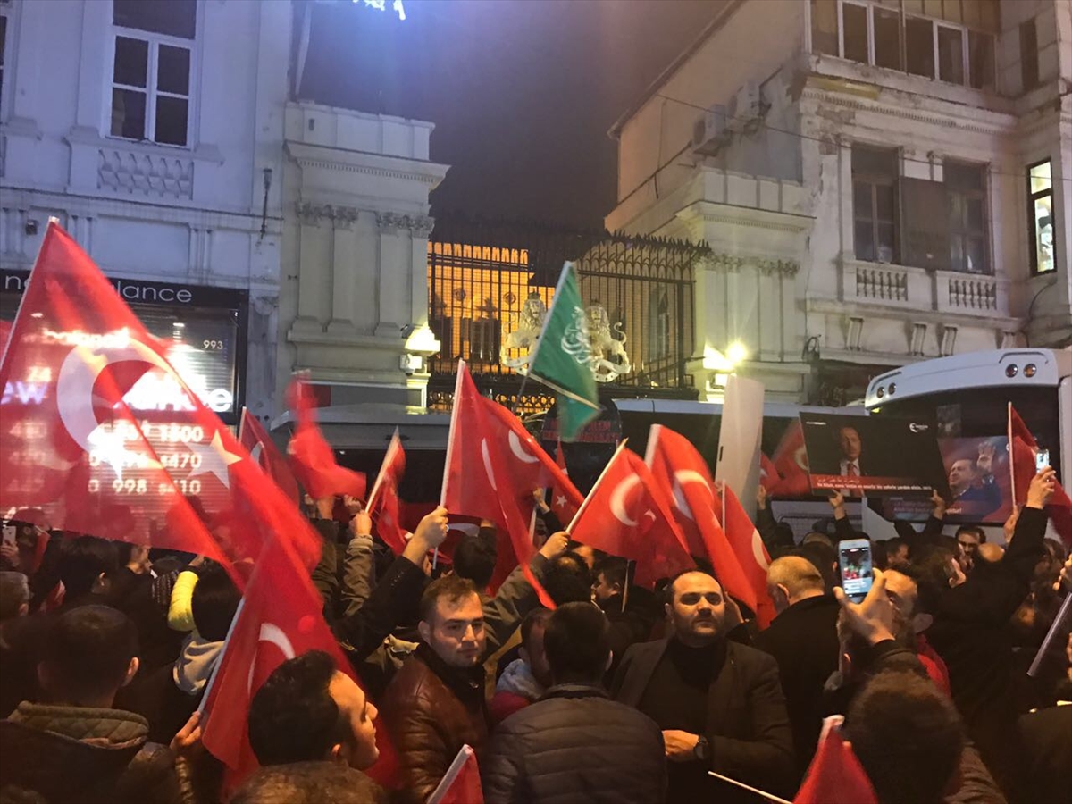 Hollanda'nın İstanbul Başkonsolosluğu önünde protesto
