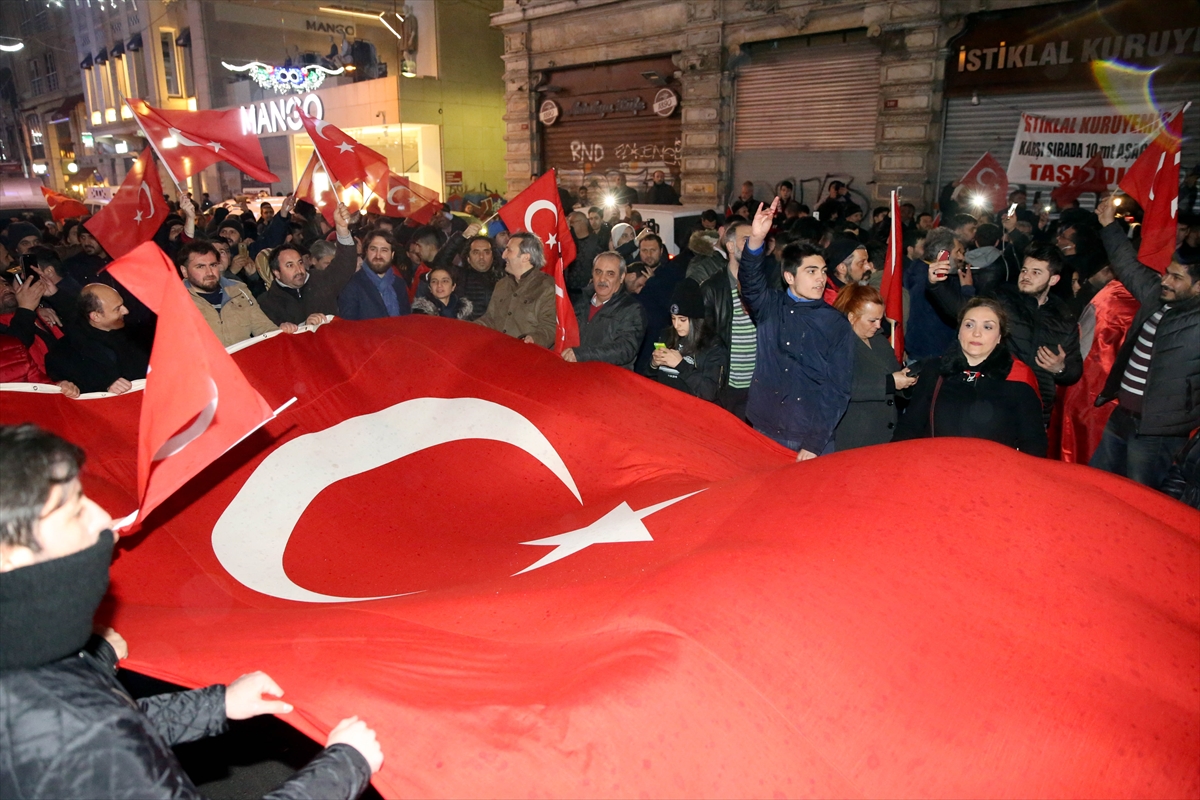 Hollanda'nın İstanbul Başkonsolosluğu önünde protesto