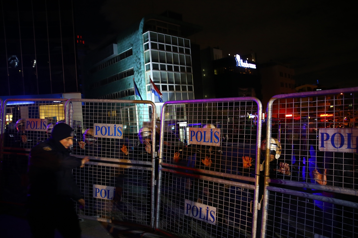 Hollanda'nın Türkiye temsilciliklerine giriş ve çıkışlar kapatıldı