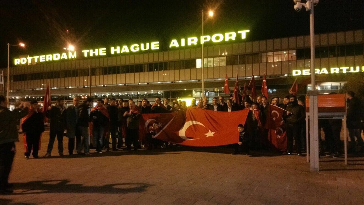 Hollanda'da Türk Federasyonu üyelerinden protesto