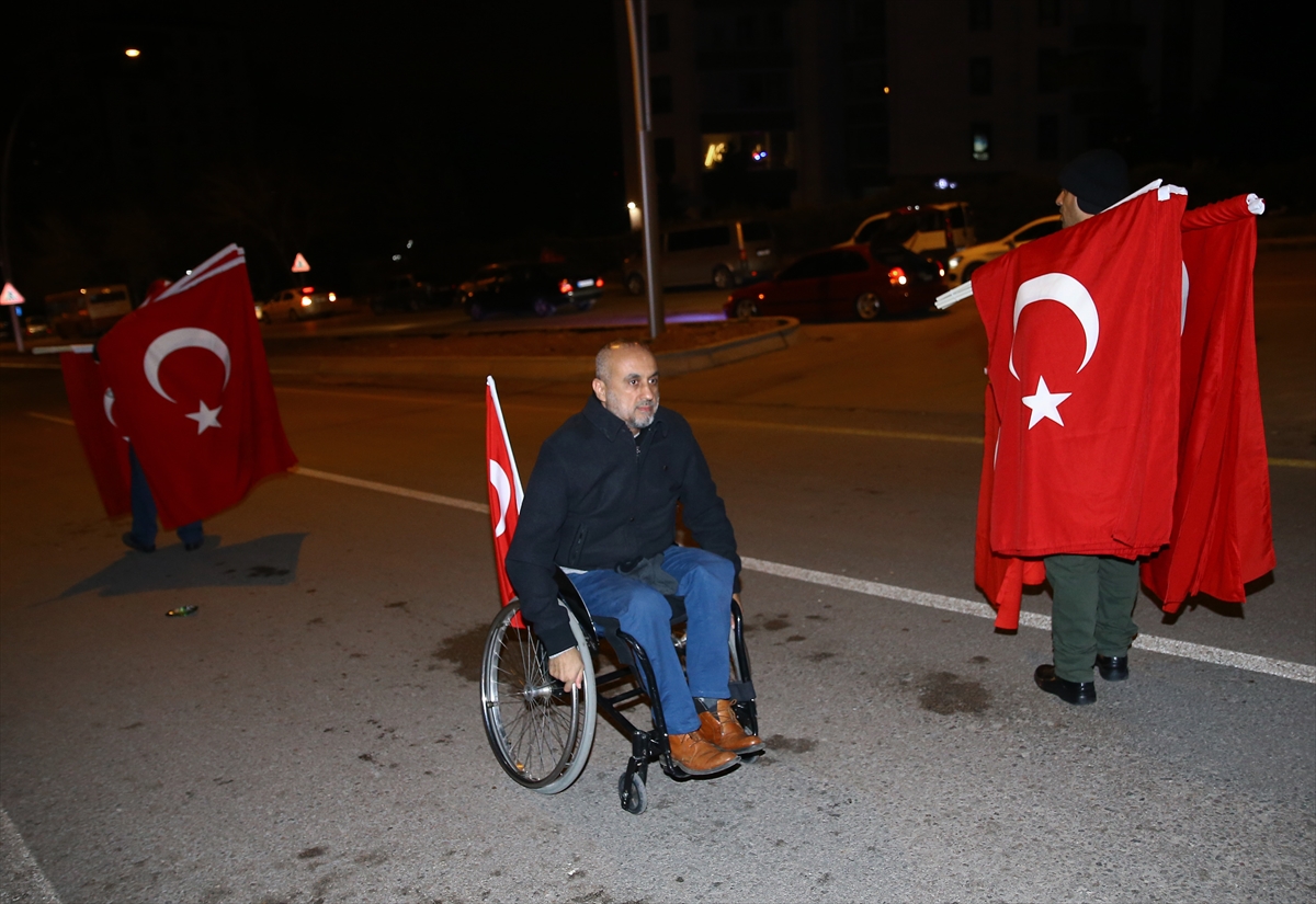 Hollanda'nın Türkiye temsilciliklerine giriş ve çıkışlar kapatıldı