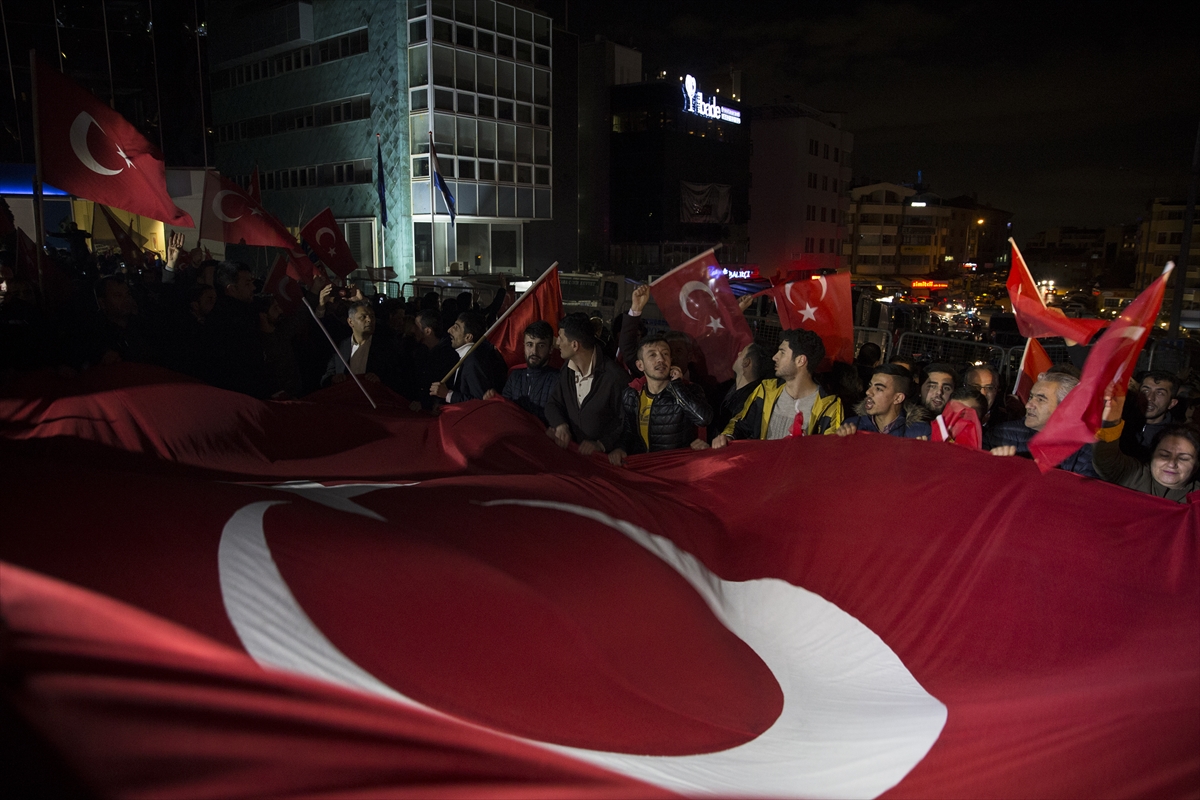 Hollanda'nın Türkiye temsilciliklerine giriş ve çıkışlar kapatıldı