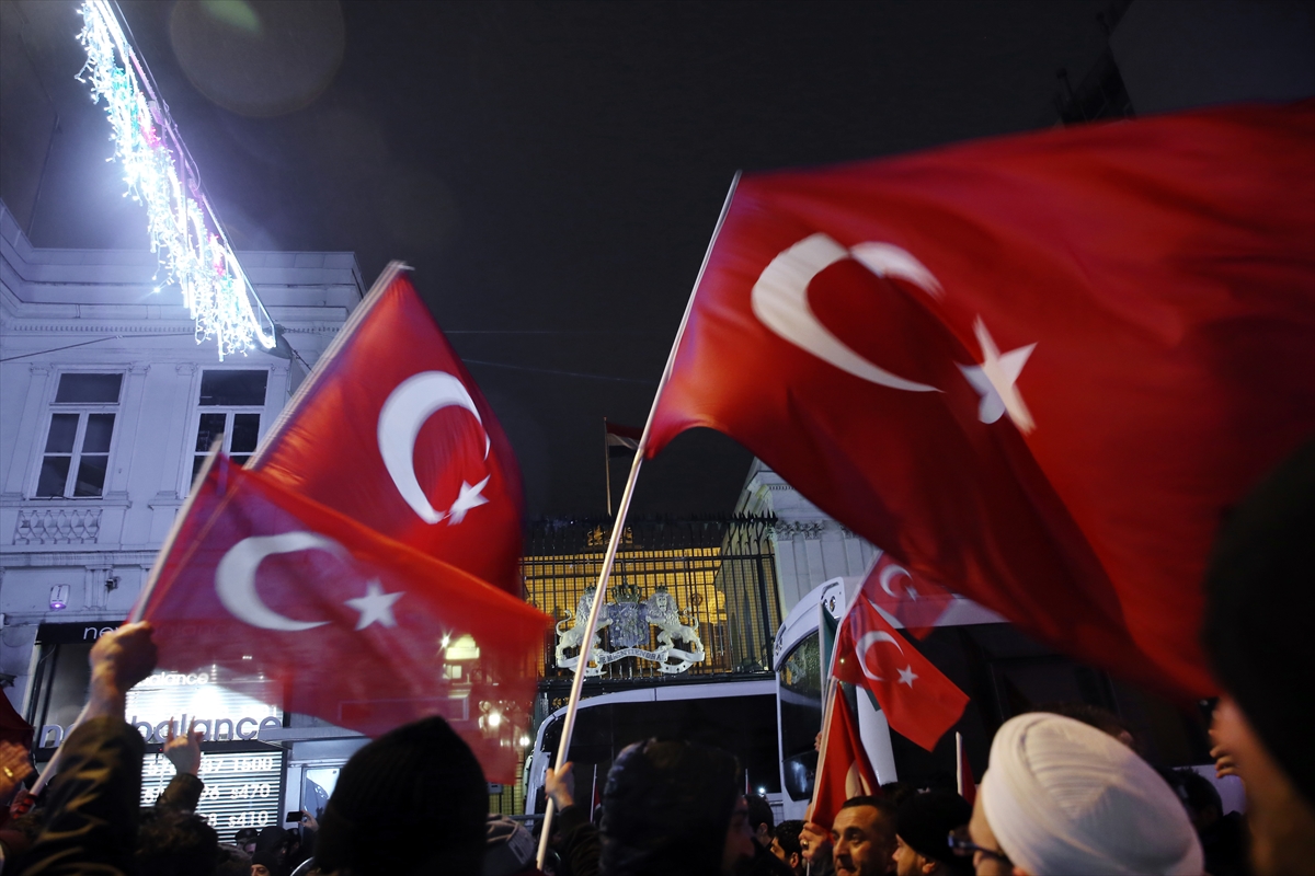 Hollanda'nın İstanbul Başkonsolosluğu önünde protesto