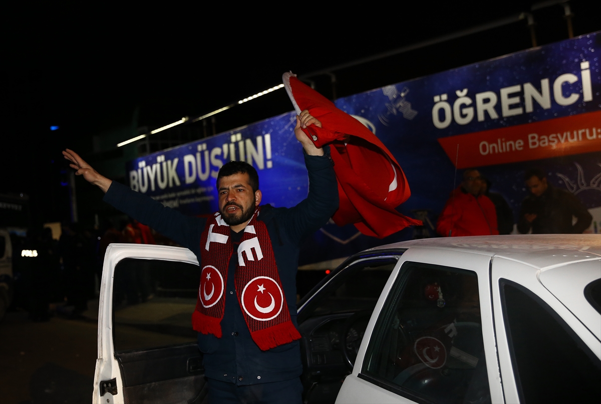 Hollanda'nın Türkiye temsilciliklerine giriş ve çıkışlar kapatıldı