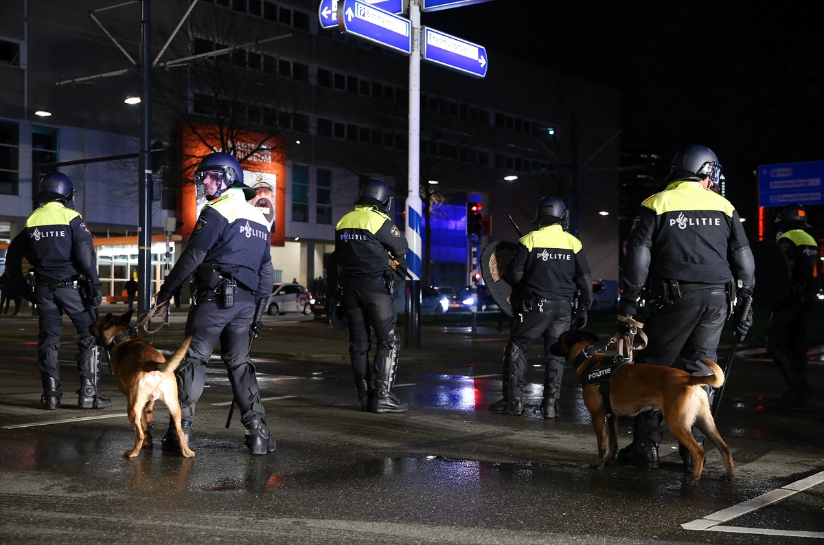 Hollanda'da Türk vatandaşlarına polis köpekleriyle müdahale