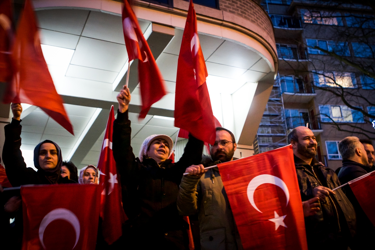 Hollanda'da Türk vatandaşlarına polis müdahalesi