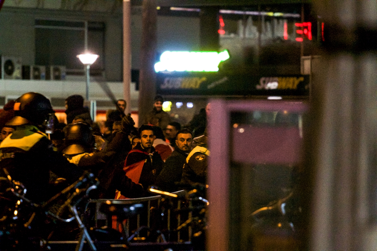 Hollanda'da Türk vatandaşlarına polis müdahalesi