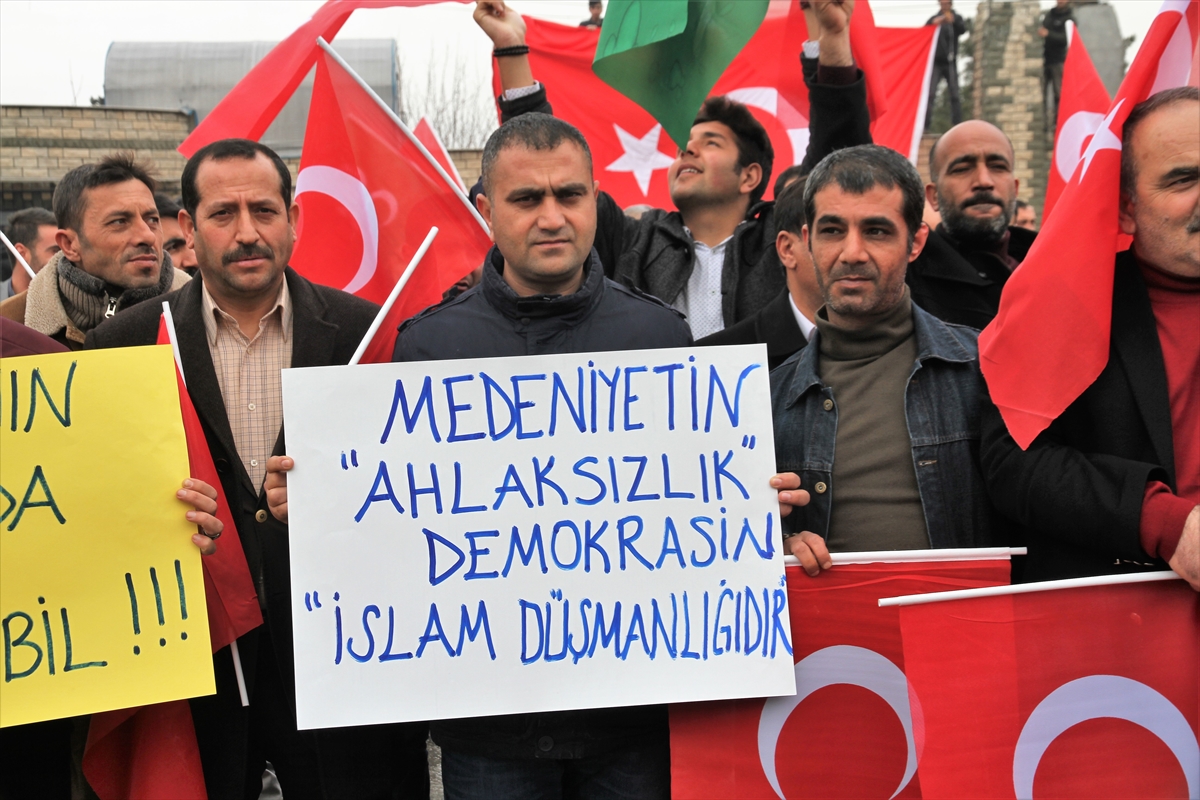 Hollanda'nın skandal tavrına tepkiler