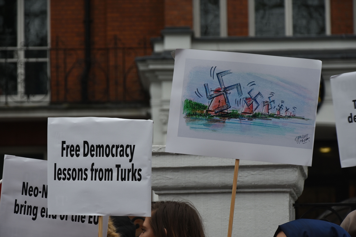 Hollanda'nın skandal tavrı Londra'da protesto edildi
