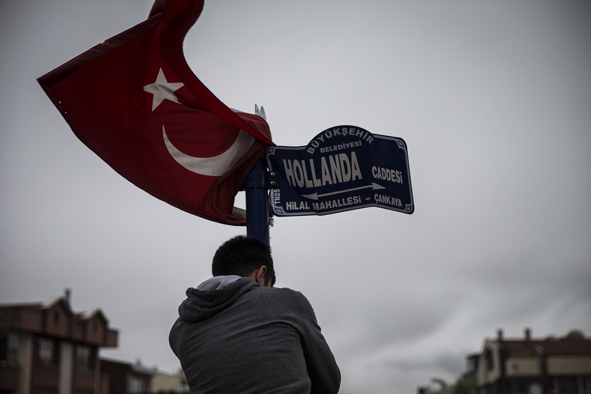 Hollanda'nın Ankara Büyükelçiliği önündeki protestolar