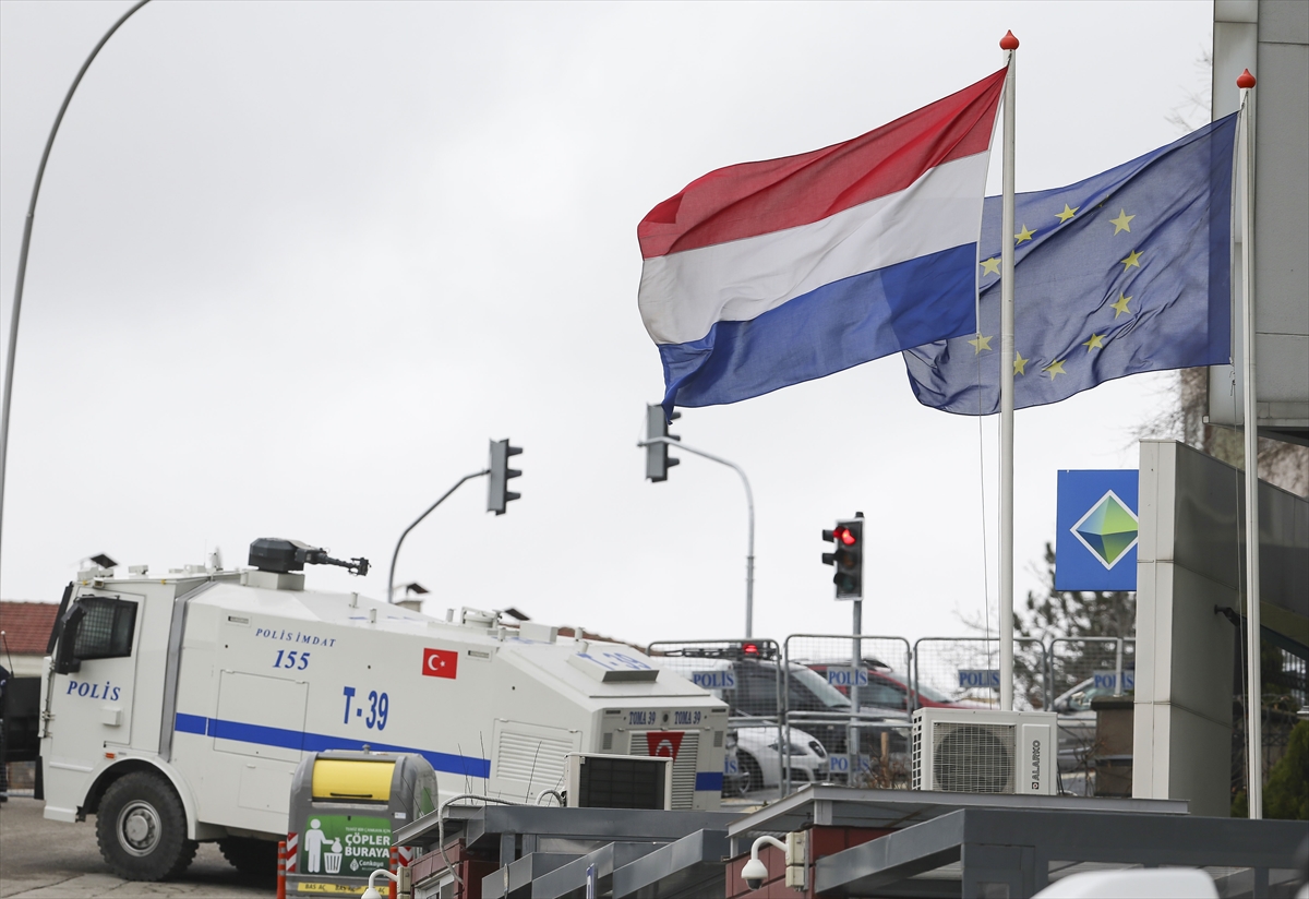 Hollanda'nın skandal tavrına tepkiler
