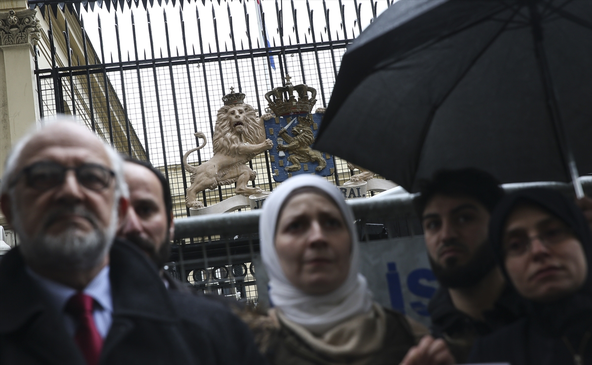 Hollanda'nın İstanbul Başkonsolosluğu önünde protesto