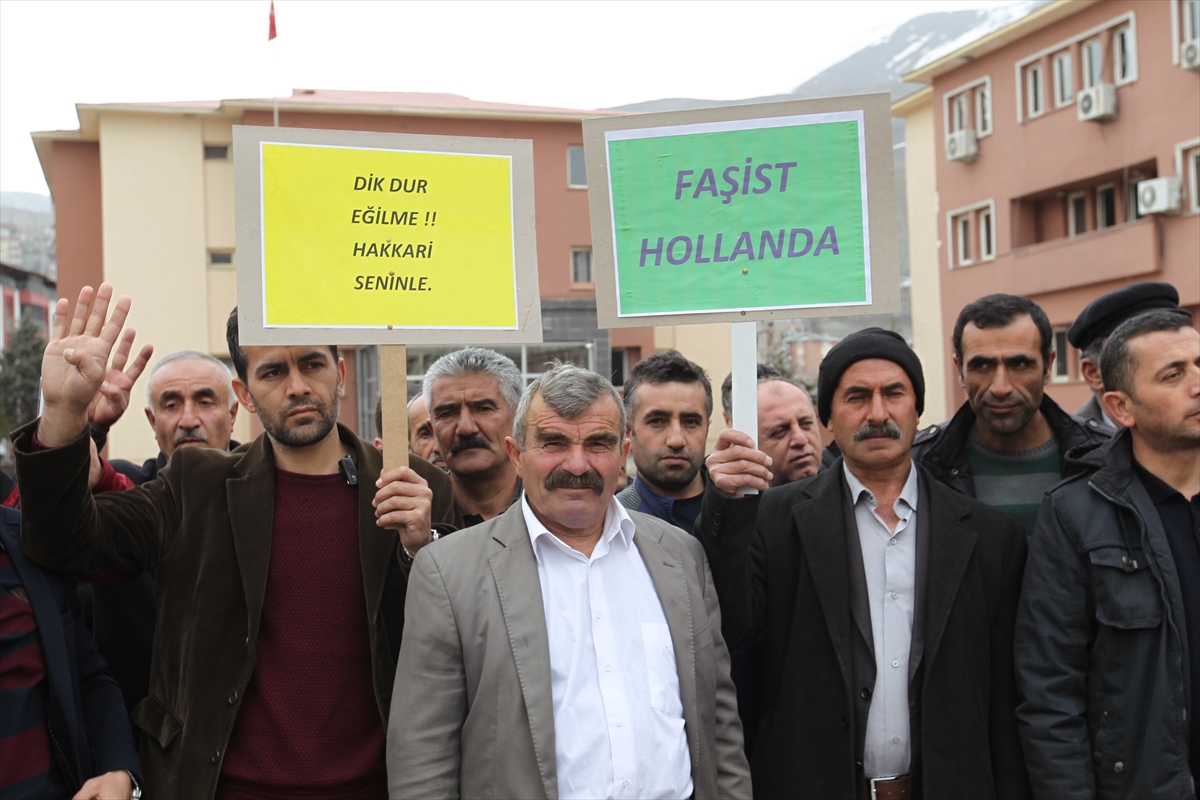 Hollanda'nın skandal tavrına tepkiler
