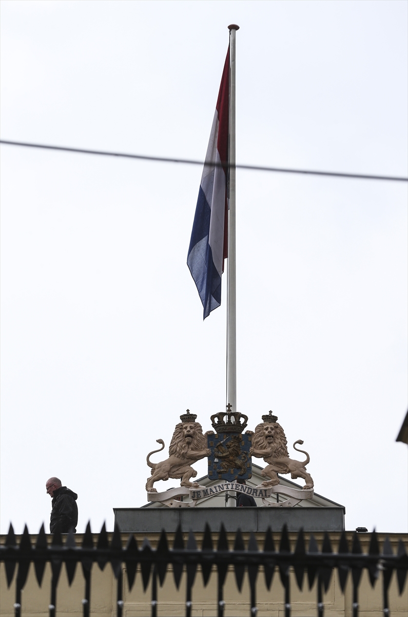 Hollanda'nın skandal tavrına tepkiler