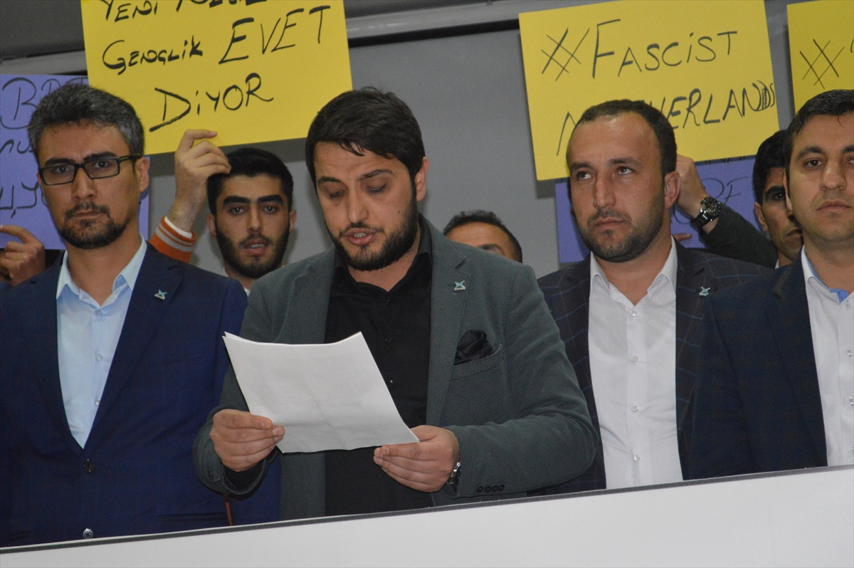 Hollanda'nın skandal tavrına tepkiler