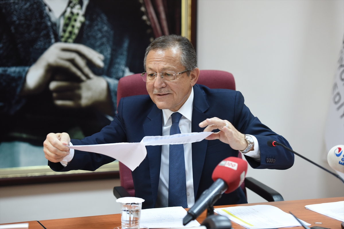 Hollanda'ya tepkisini sözleşme yırtarak gösterdi