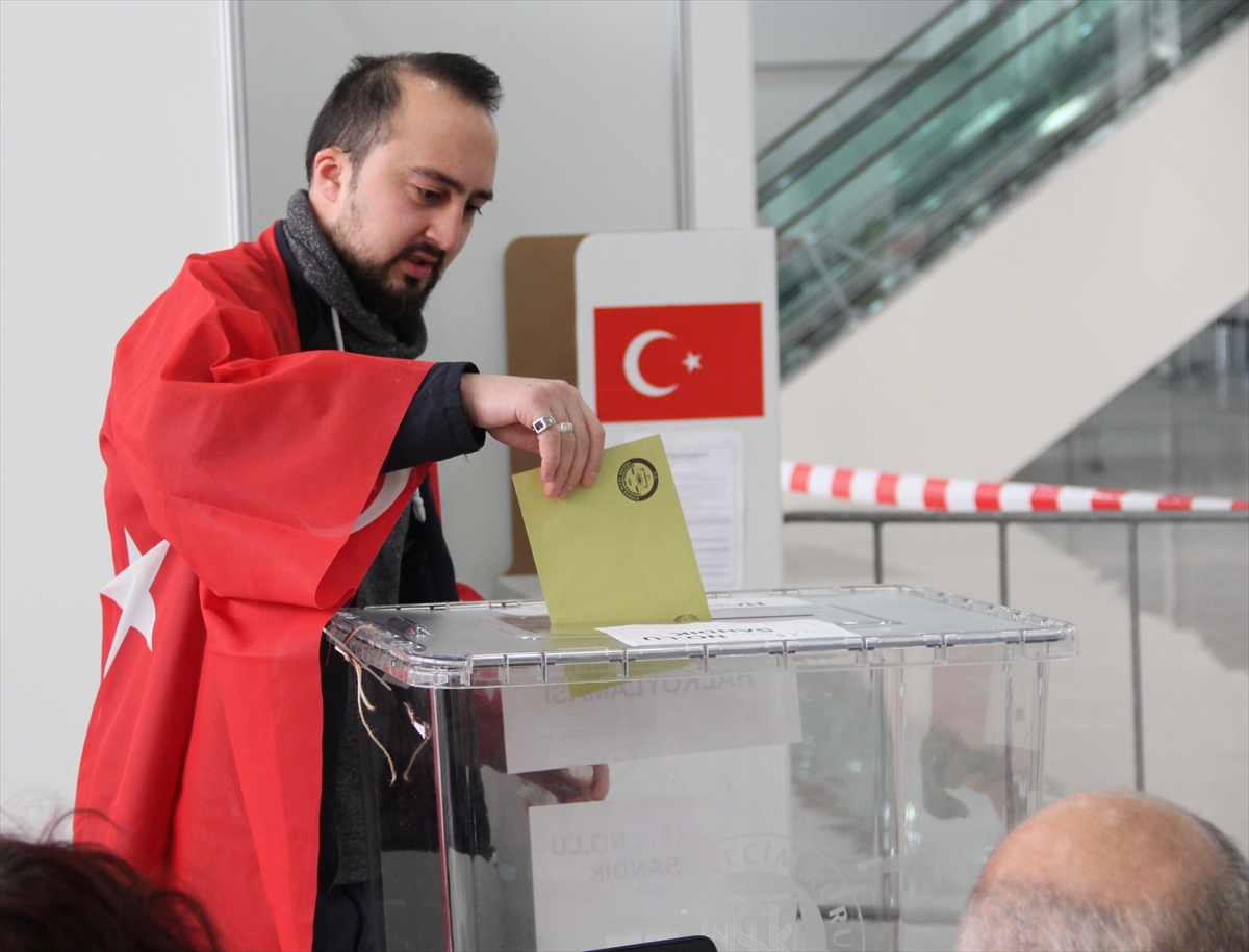Hollanda'da oy verme işlemi başladı